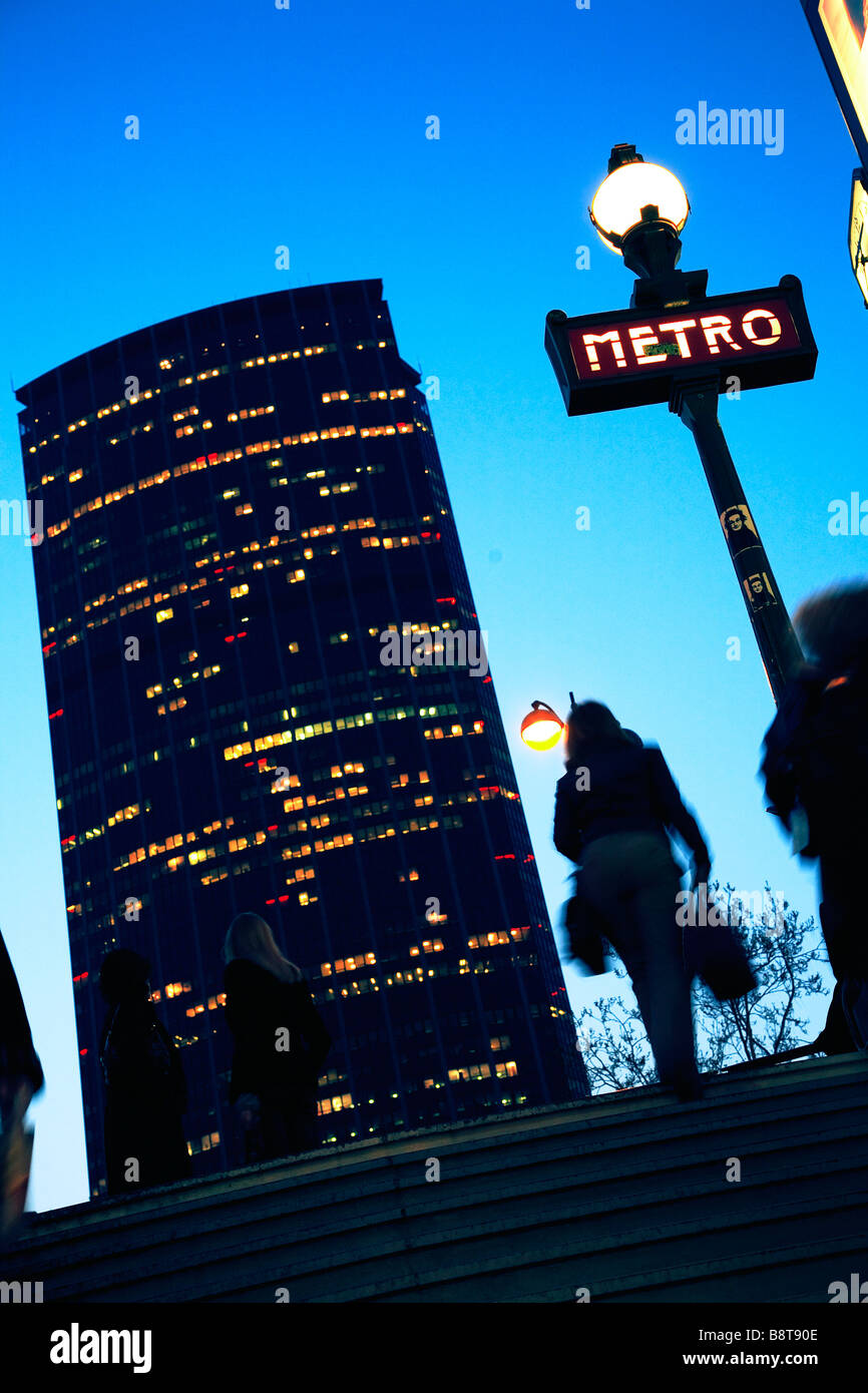 La torre di Montparnasse di notte Foto Stock