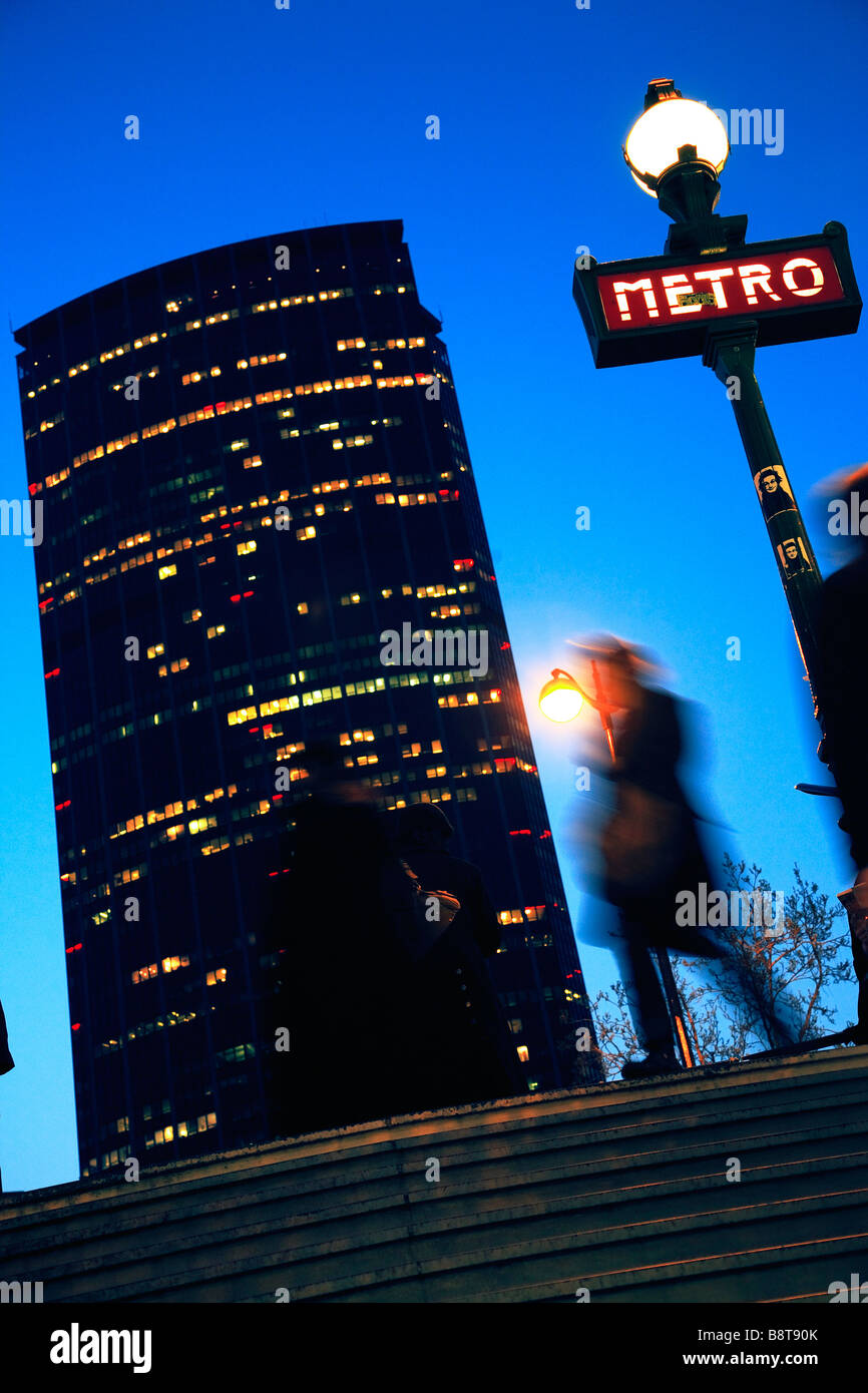 Torre di Montparnasse di notte Foto Stock