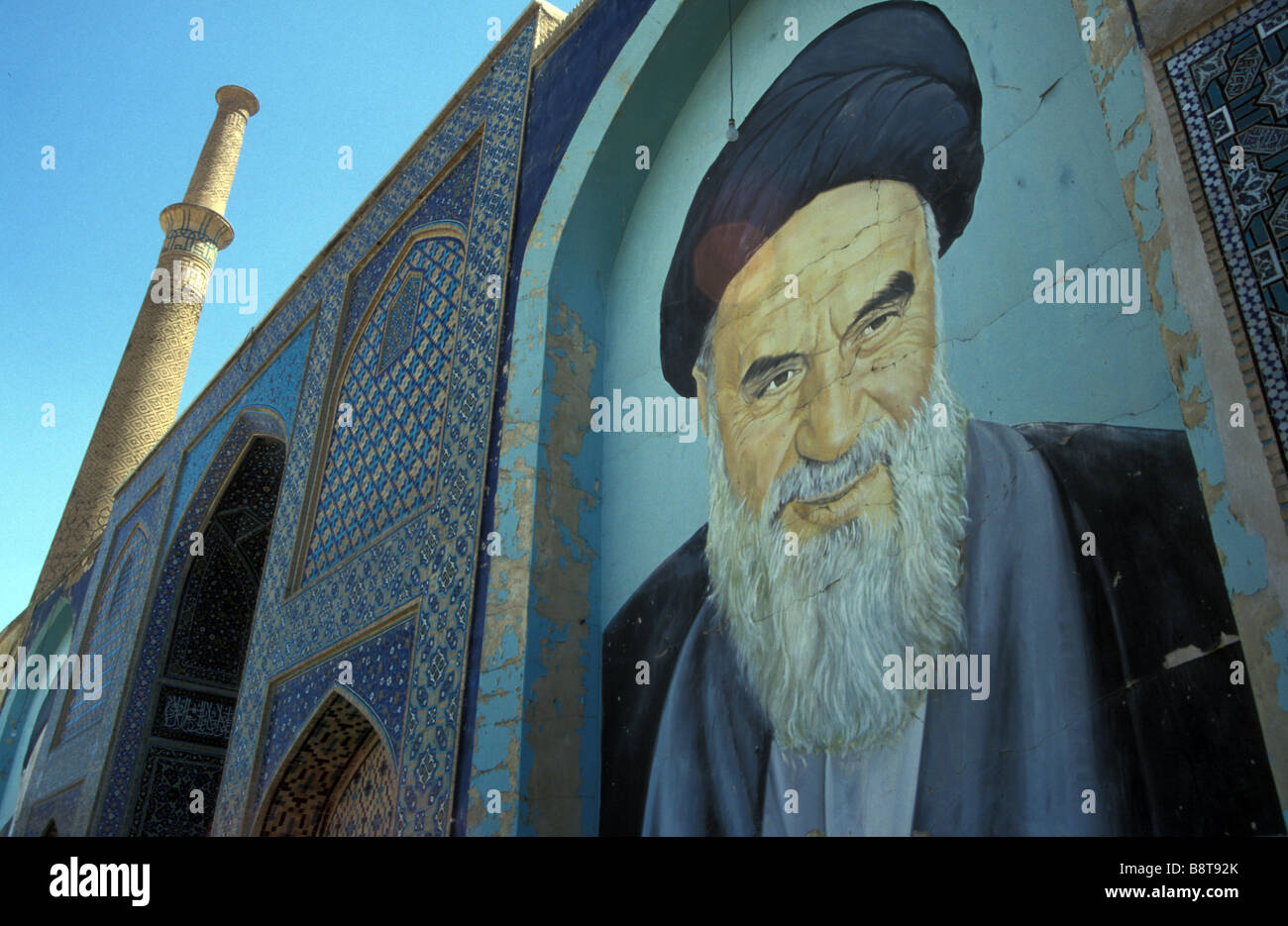 Moschea con l Ayatollah Khomeini murale Isfahan Iran Foto Stock
