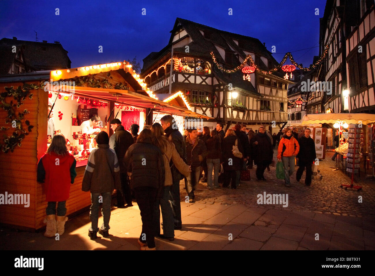 Mercatino di Natale nel quartiere Petite France Strasburgo Francia Foto Stock