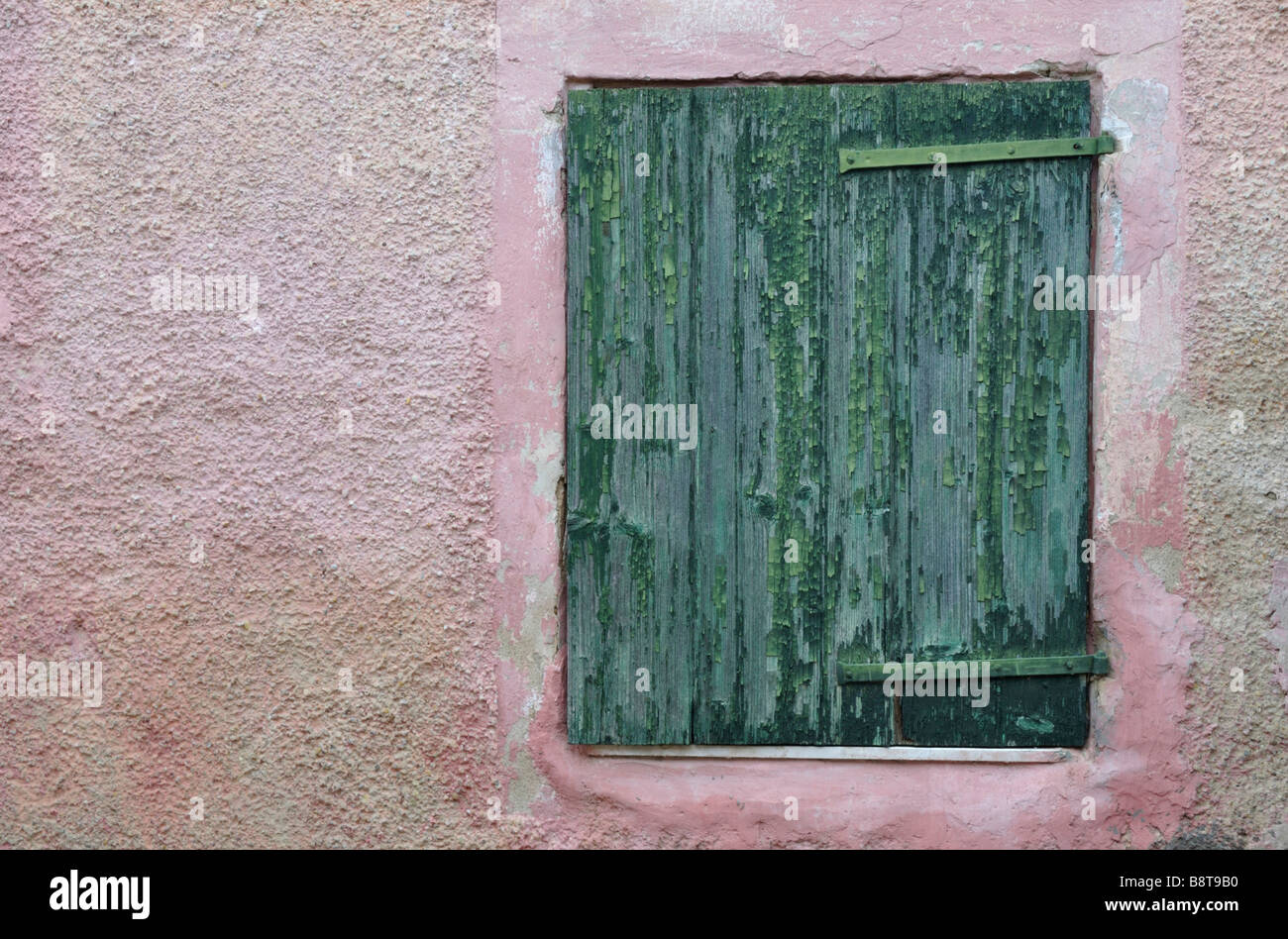 Finestra verde otturatore e la parete di rosa, Aspremont, Francia Foto Stock