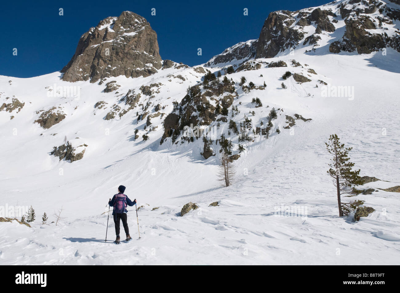 Escursioni con le racchette da neve vicino rifugio de Cougourde, Le Boreon, Mercantour Alpi, Francia Foto Stock