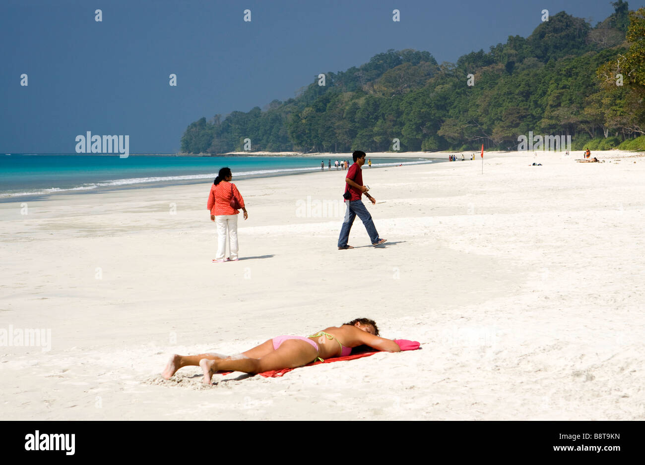 India Andamane e Nicobare Havelock island Radha Nagar numero 7 spiaggia sunbather occidentale in bikini Foto Stock