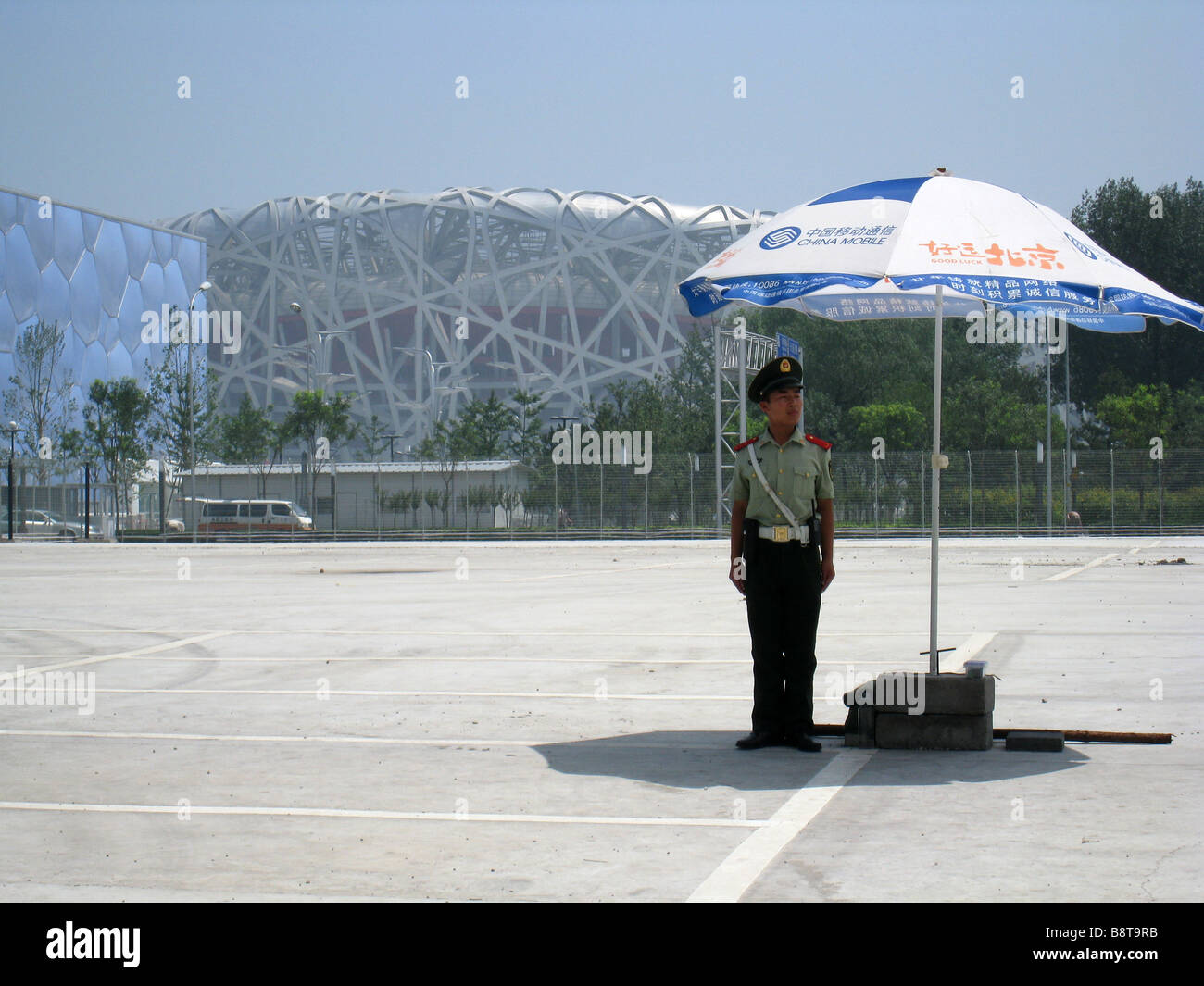 Poliziotto stadning protezione nella parte anteriore del Birds-Nest stadium, Pechino, Cina Foto Stock