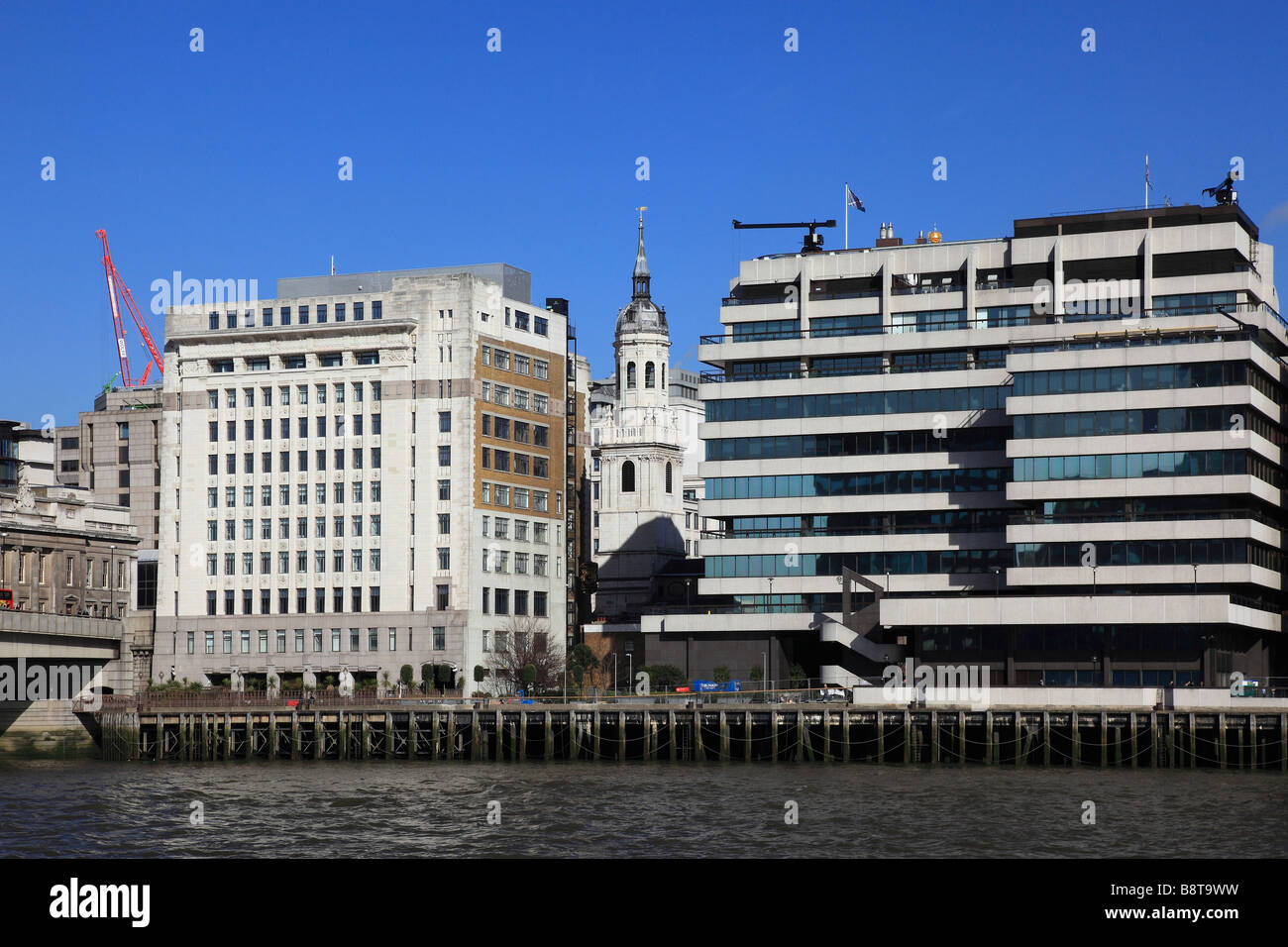 Argine mediante ponte di Londra City of London Inghilterra England Foto Stock