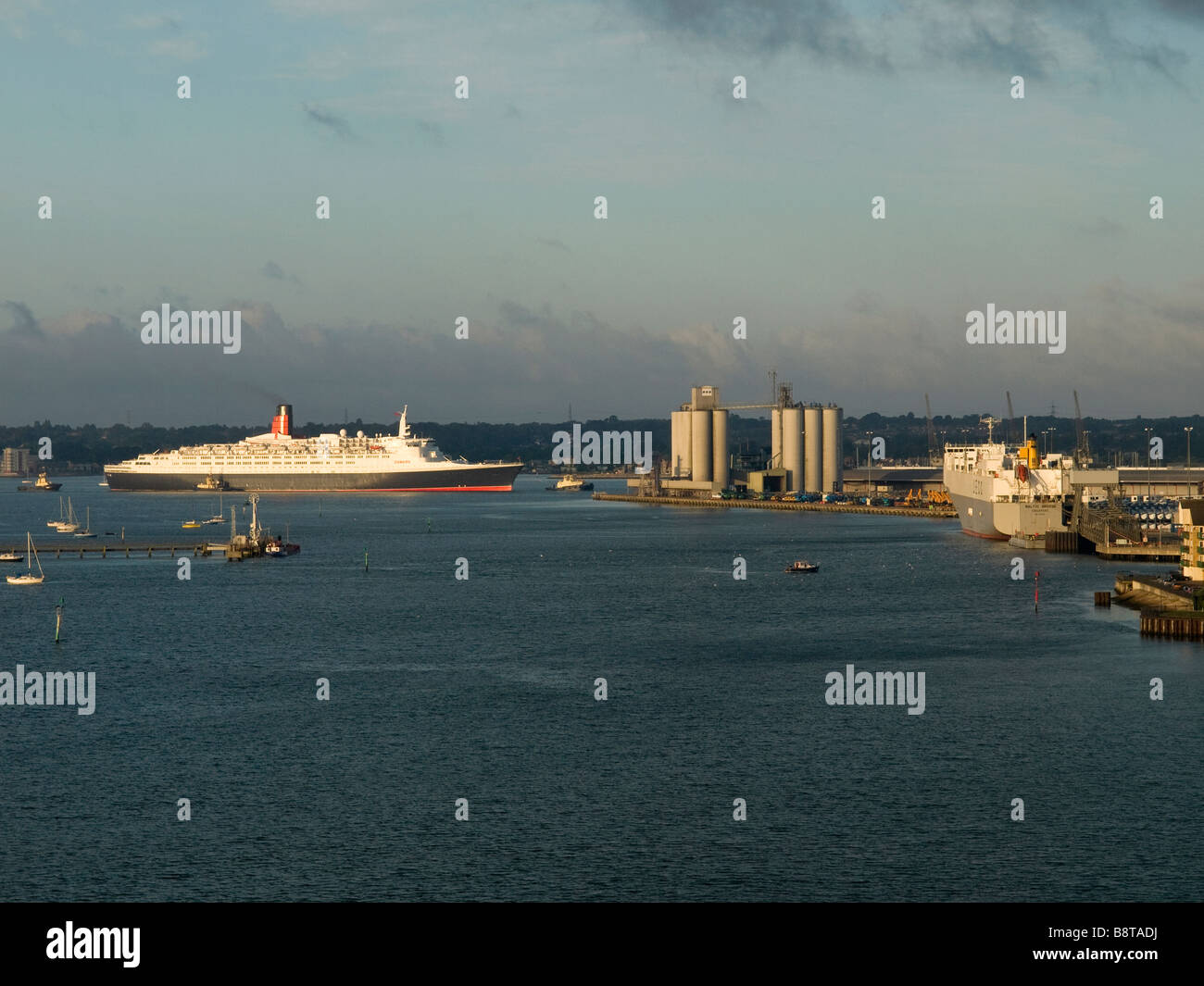 Cunard la Queen Elizabeth 2 in arrivo a Southampton la mattina presto il 25 giugno 2008 Foto Stock