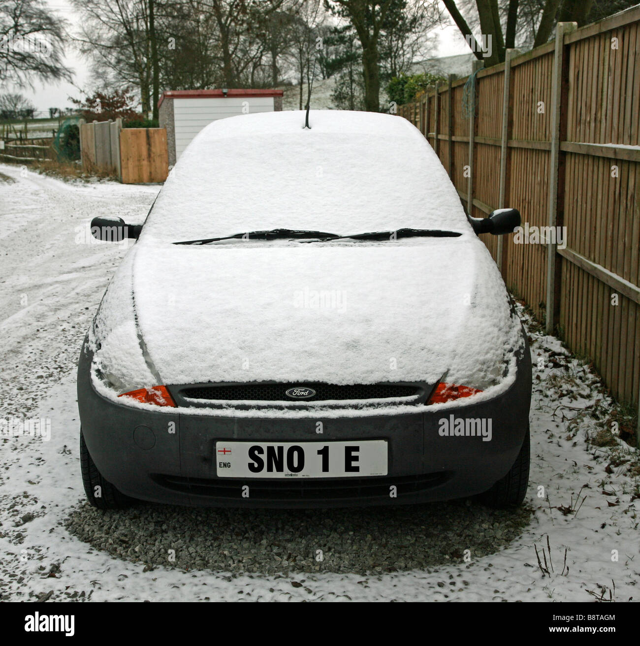 Un'auto Ford Ka coperta di neve con la targa SNO1 e, Inghilterra, Regno Unito Foto Stock