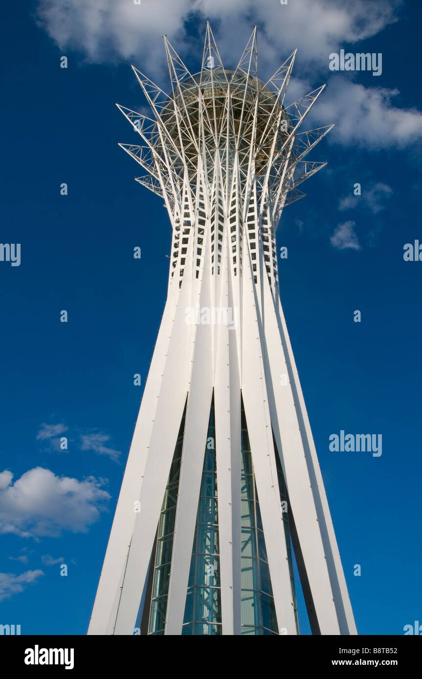 Vista di Bayterek un monumento e la torre di osservazione a Nur-Sultan o Nursultan chiamato Astana fino al marzo 2019 capitale del Kazakistan Foto Stock