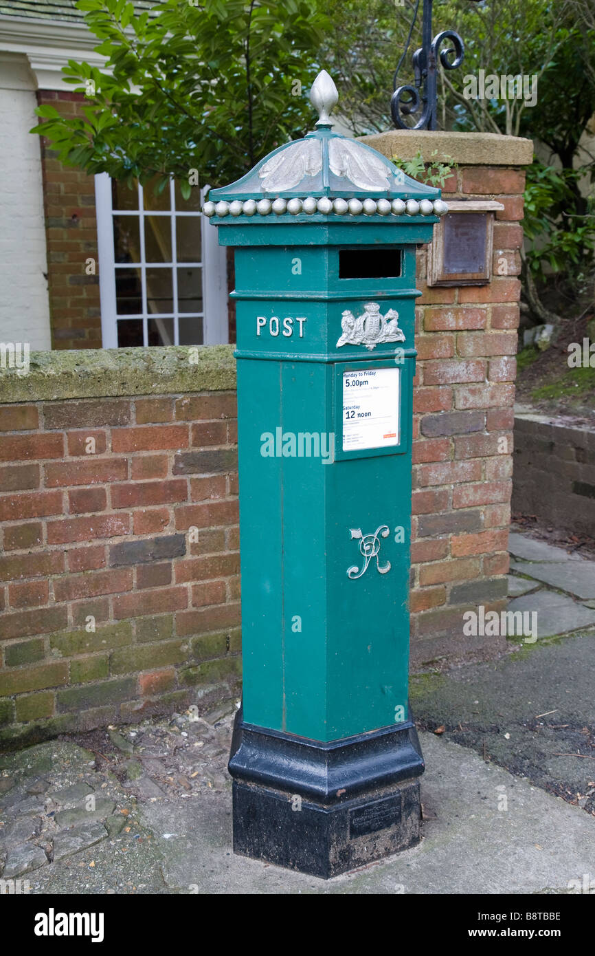 Un verde replica (da Machan Engineering di Denny Sterlingshire) Penfold pilastro casella in Haslemere, Surrey, Inghilterra. Foto Stock