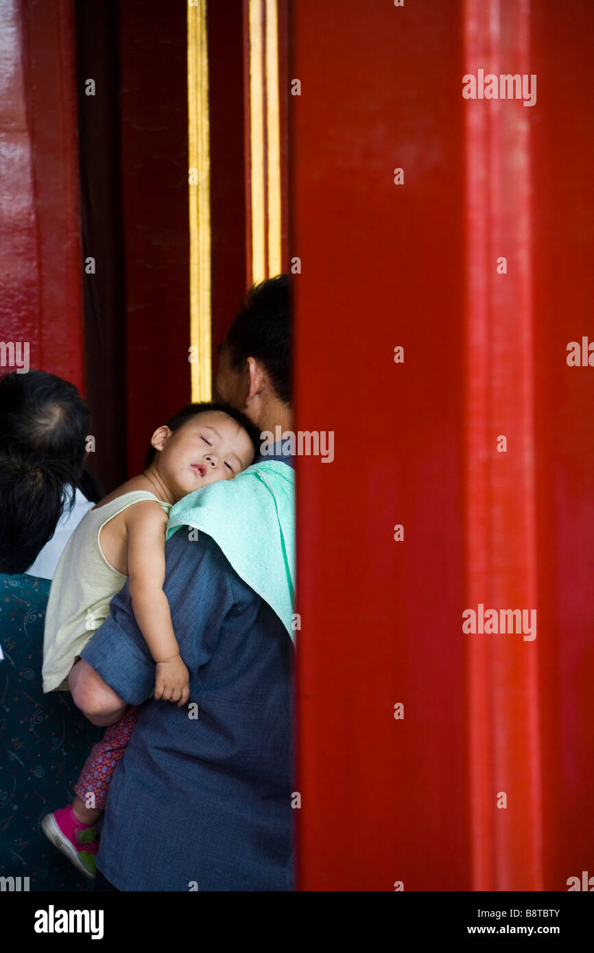 Dormire bambino cinese detenuto da suo padre nel Palazzo Imperiale, la Città Proibita di Pechino, Cina. Foto Stock