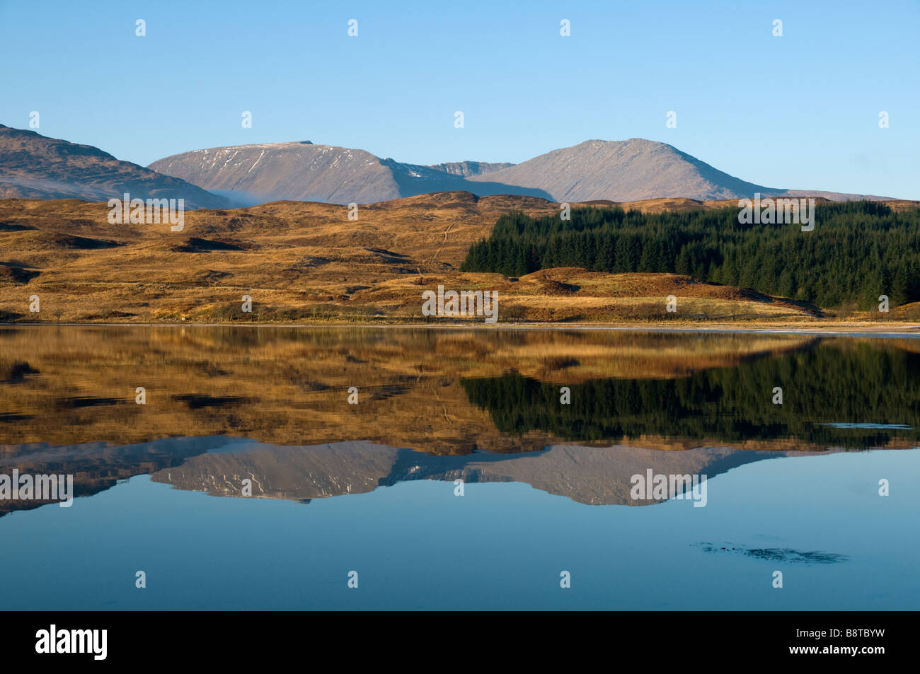 La gamma Blackmount su Loch Tulla, Highland Region, Scotland, UK Foto Stock