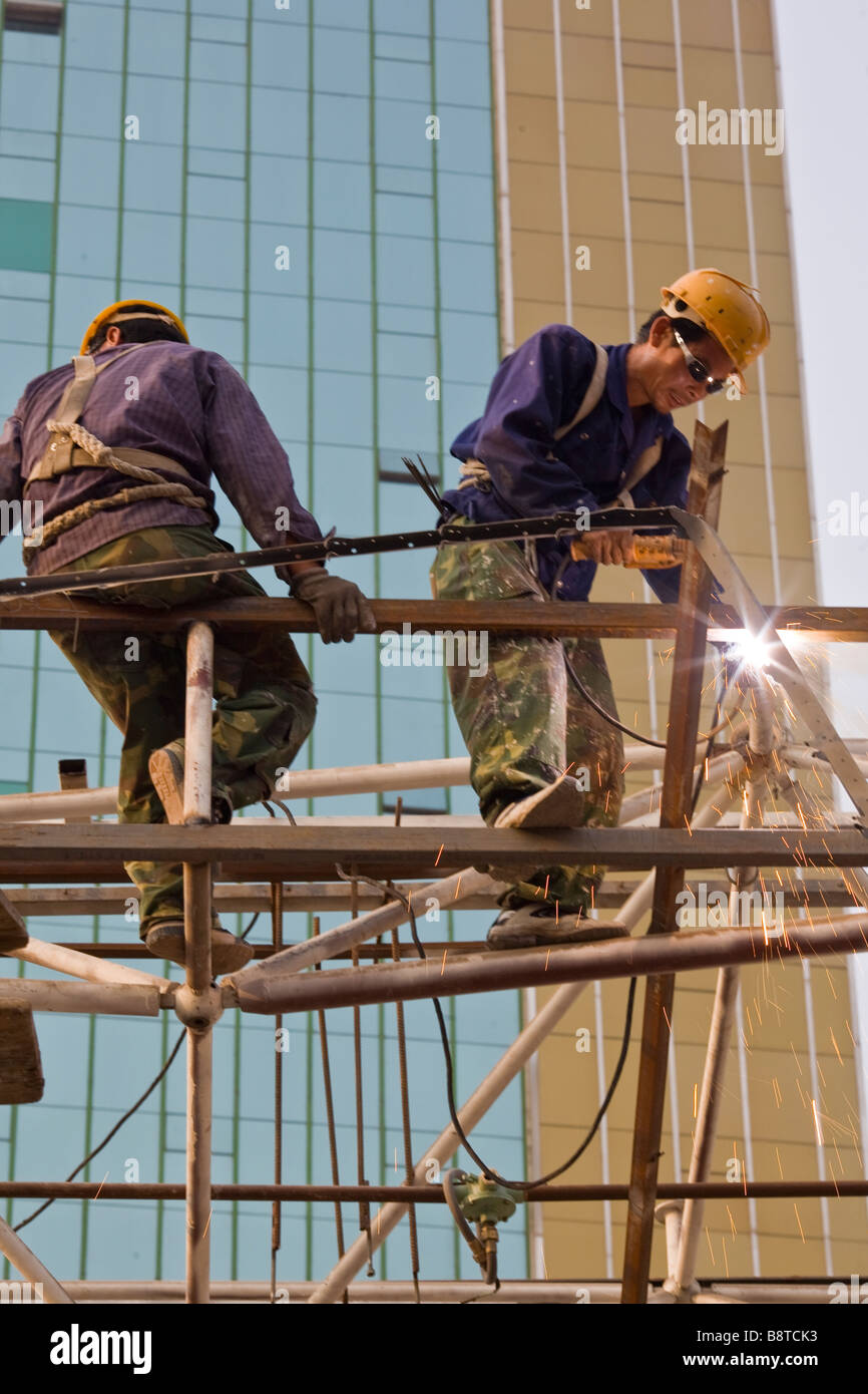 Lavoratori edili la saldatura di un ponteggio a Pechino in Cina. Foto Stock