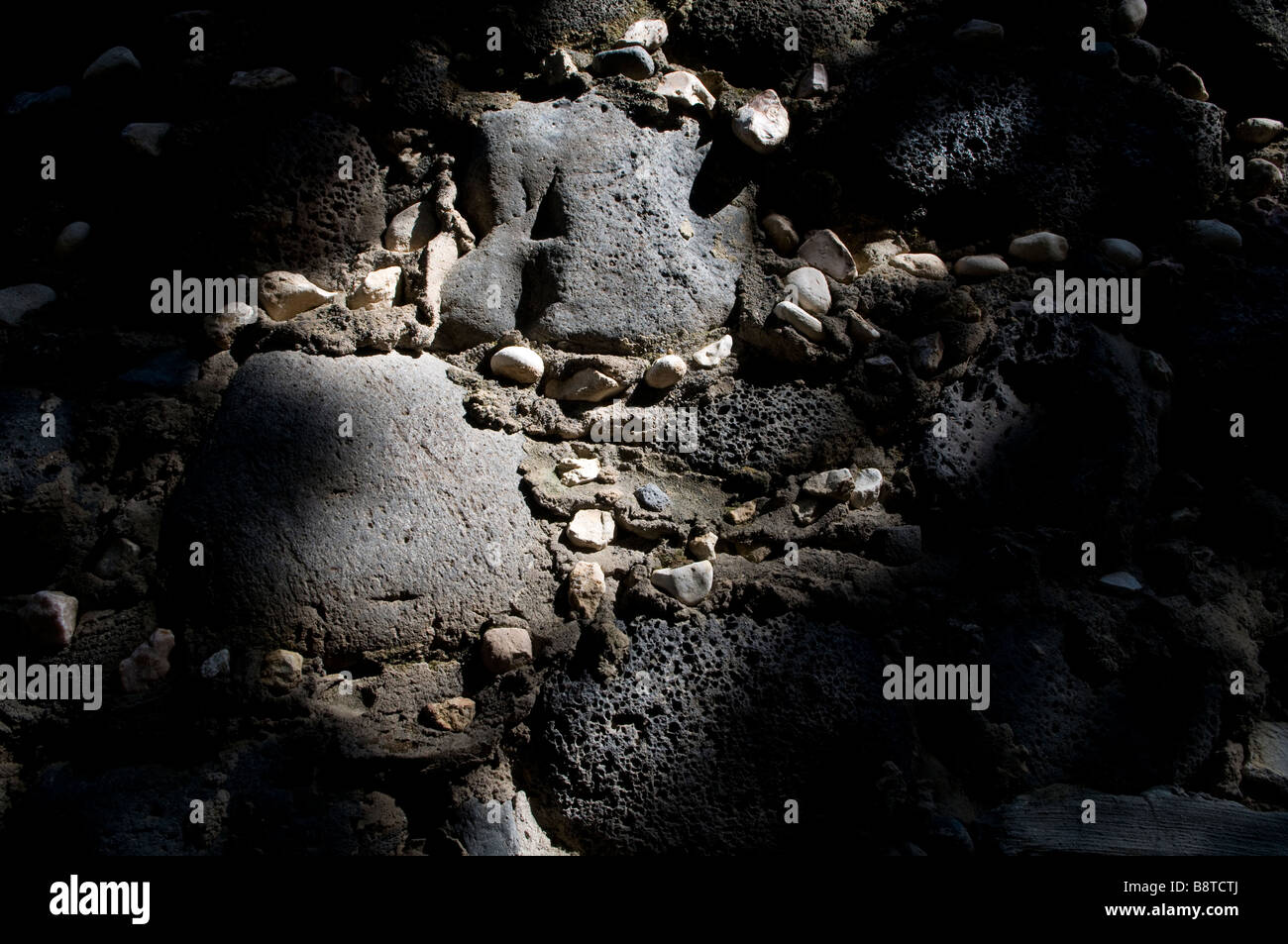 Pietre di basalto murale in Galilea zona settentrionale di Israele Foto Stock