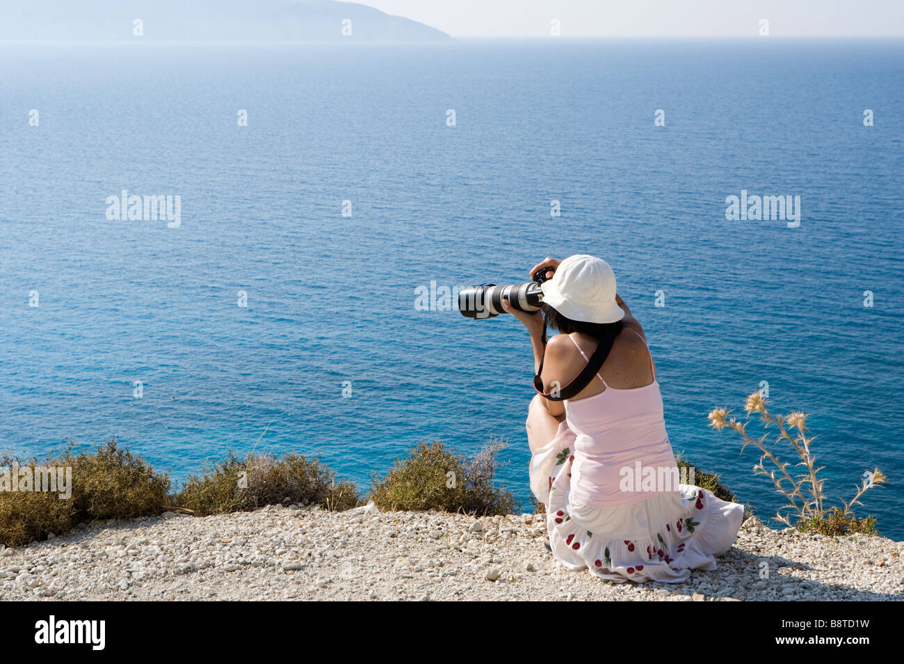 Signora fotografo presso la Spiaggia Mirtos, Cefalonia, Grecia, Europa Foto Stock