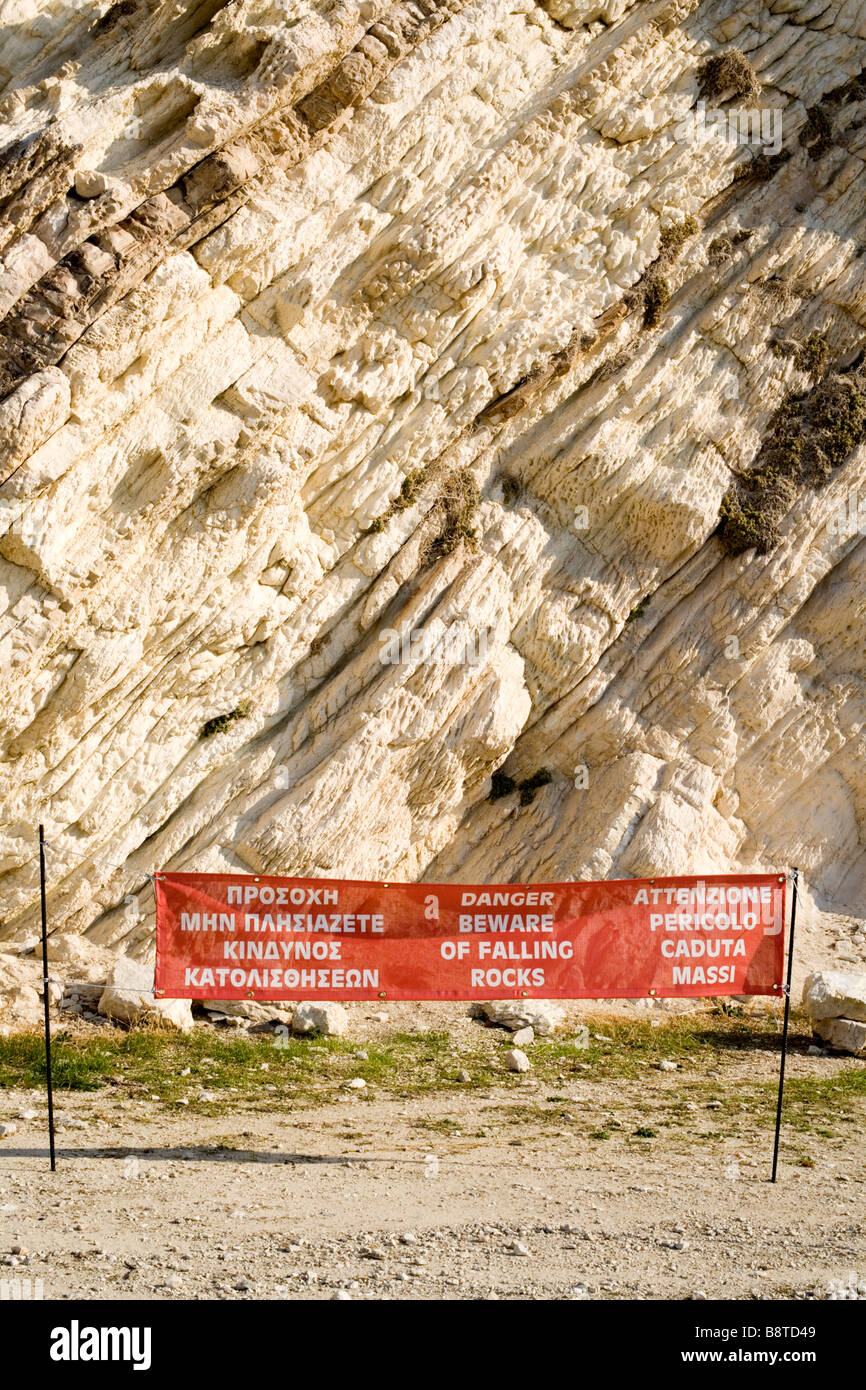 Strati di roccia e segno di avvertimento - Spiaggia Mirtos, Cefalonia, Grecia Europa Foto Stock