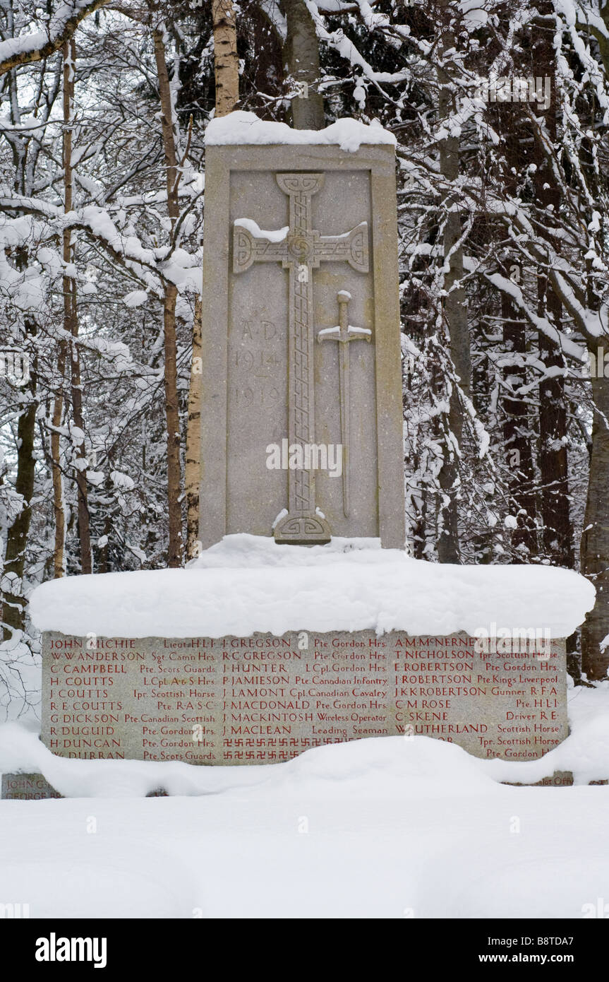 Memoriale di guerra nella neve fuori dalle mura del castello di Balmoral, al villaggio di Crathie, Aberdeenshire. Foto Stock
