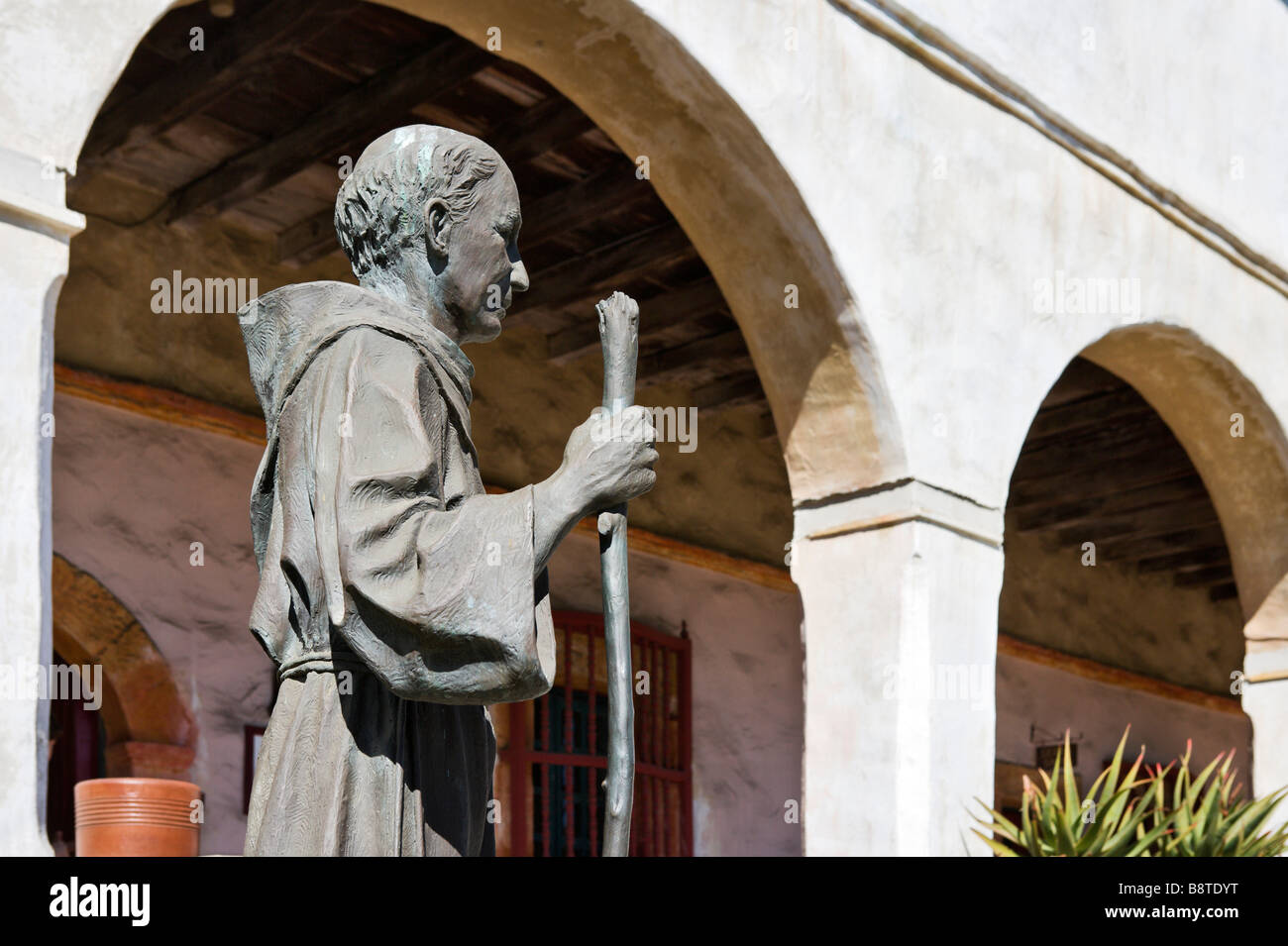 Statua di fronte a Santa Barbara Mission, Santa Barbara, California, Stati Uniti d'America Foto Stock