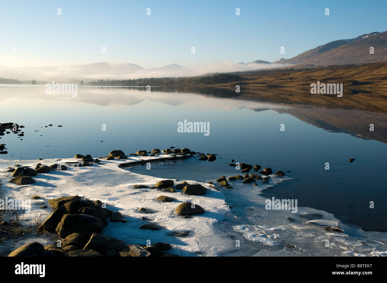 La gamma Blackmount su Loch Tulla, Loch Tulla, Highland Region, Scotland, UK Foto Stock