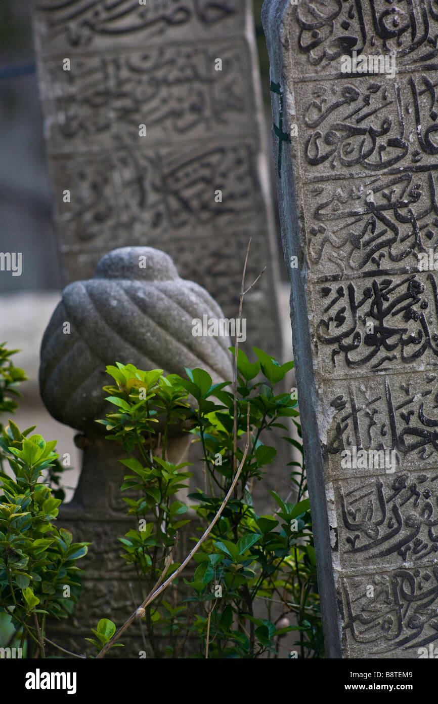 Tombe musulmane e lapidi del cimitero di Eyup, Istanbul. Foto Stock