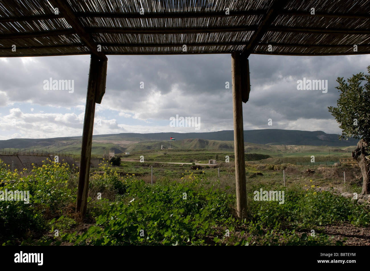 Vista dal punto di osservazione verso l'Isola della Pace o al-Baqoura, al confine con il fiume Giordano, tra Israele e Giordania, nella valle del Giordano Foto Stock