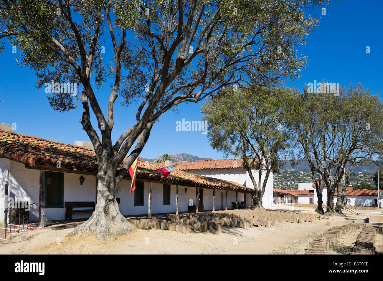 Appena fatte di mattoni di adobe (per la ricostruzione in corso) essiccazione al sole di fronte al Presidio, Santa Barbara, California Foto Stock