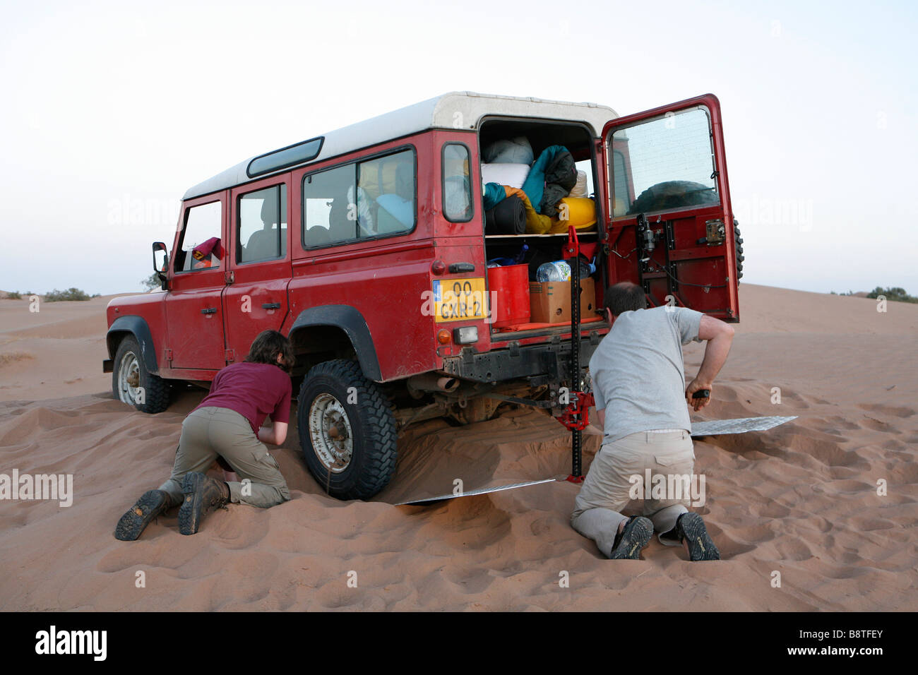 Landrover bloccati nella sabbia (off road in Marocco). Foto Stock