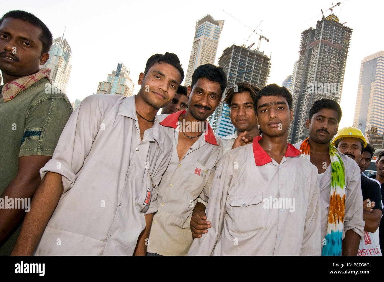 Bengali operai impegnati nella costruzione della nuova Dubai media City emirati arabi uniti Foto Stock