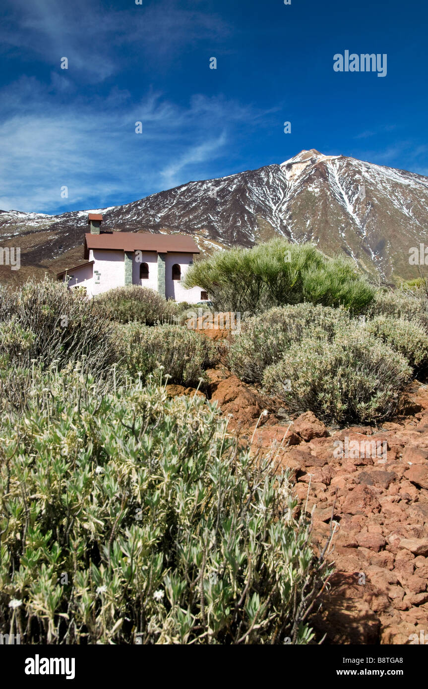 Hermitage Ermita de las Nieves con Snow capped Mount Teide dietro, Parco Nazionale del Teide Tenerife Canarie Spagna Foto Stock