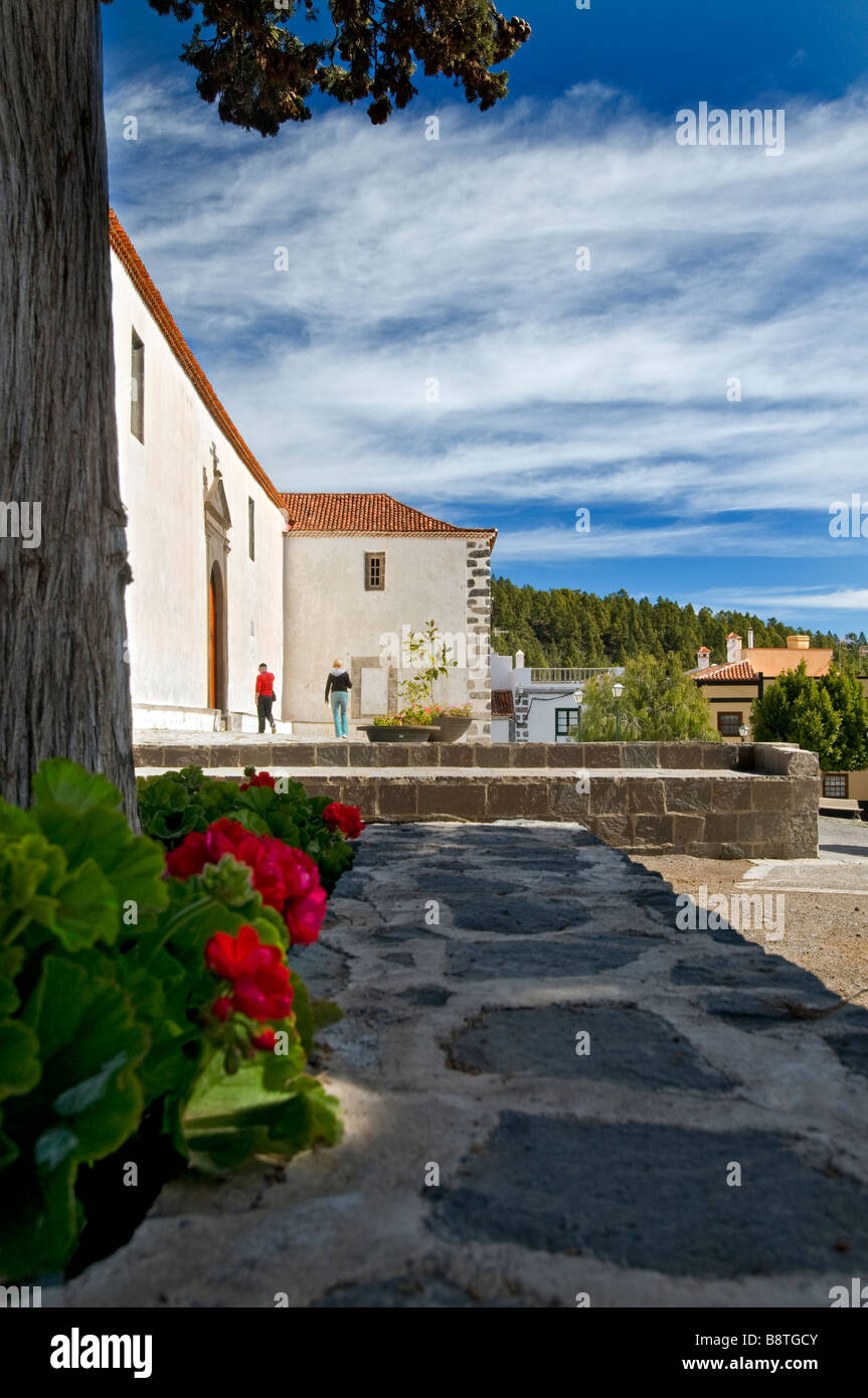 La "Iglesia de San Pedro' chiesa in piazza cittadina di Vilaflor un fiore villaggio vicino Parco Nazionale del Teide Tenerife Isole Canarie Foto Stock