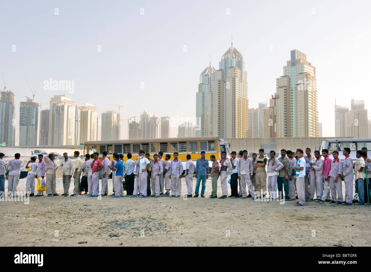 Bengali operai impegnati nella costruzione della nuova Dubai media City emirati arabi uniti Foto Stock