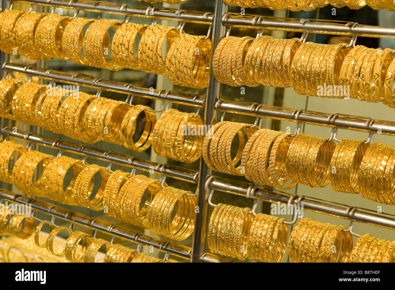 Bracciali in oro souk vetrina, Dubai, UAE Foto Stock