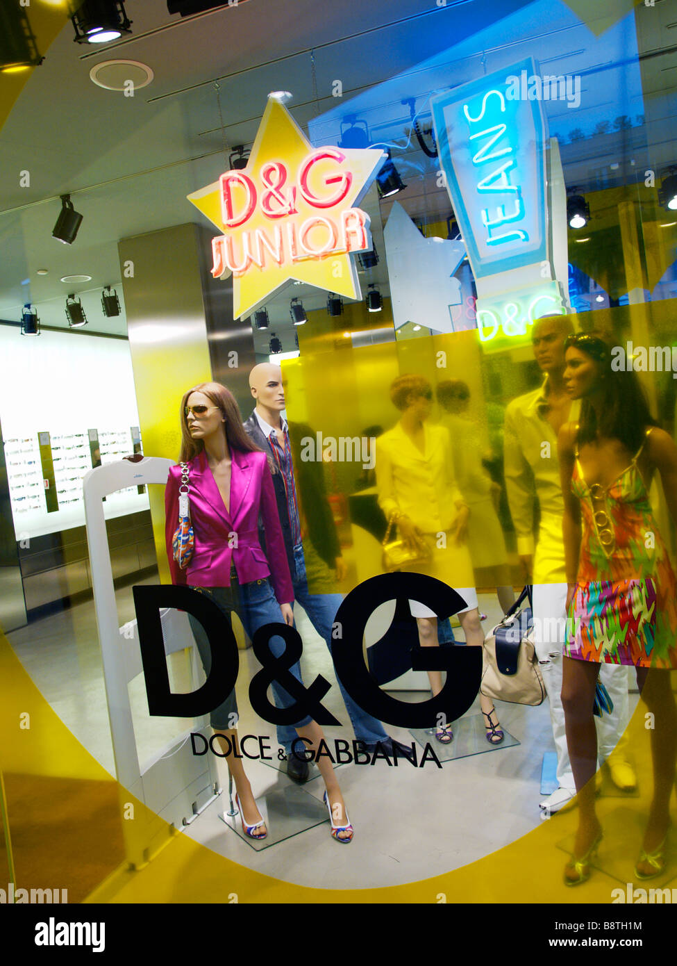 Dolce e Gabbana junior designer di moda vetrina di un negozio di Piazza di  Spagna Roma Lazio Italia Foto stock - Alamy