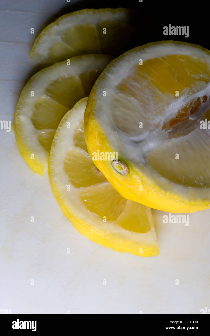 I limoni e una grattugia con scorza di limone Foto stock - Alamy