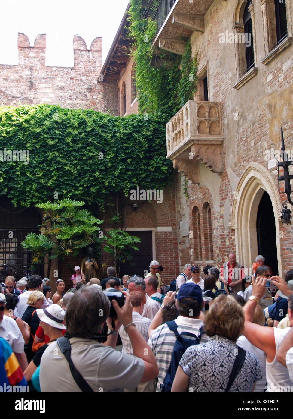 Il balcone di Giulietta a Verona di Romeo e Giulietta tragedia, con molti turisti che cercano. Foto Stock