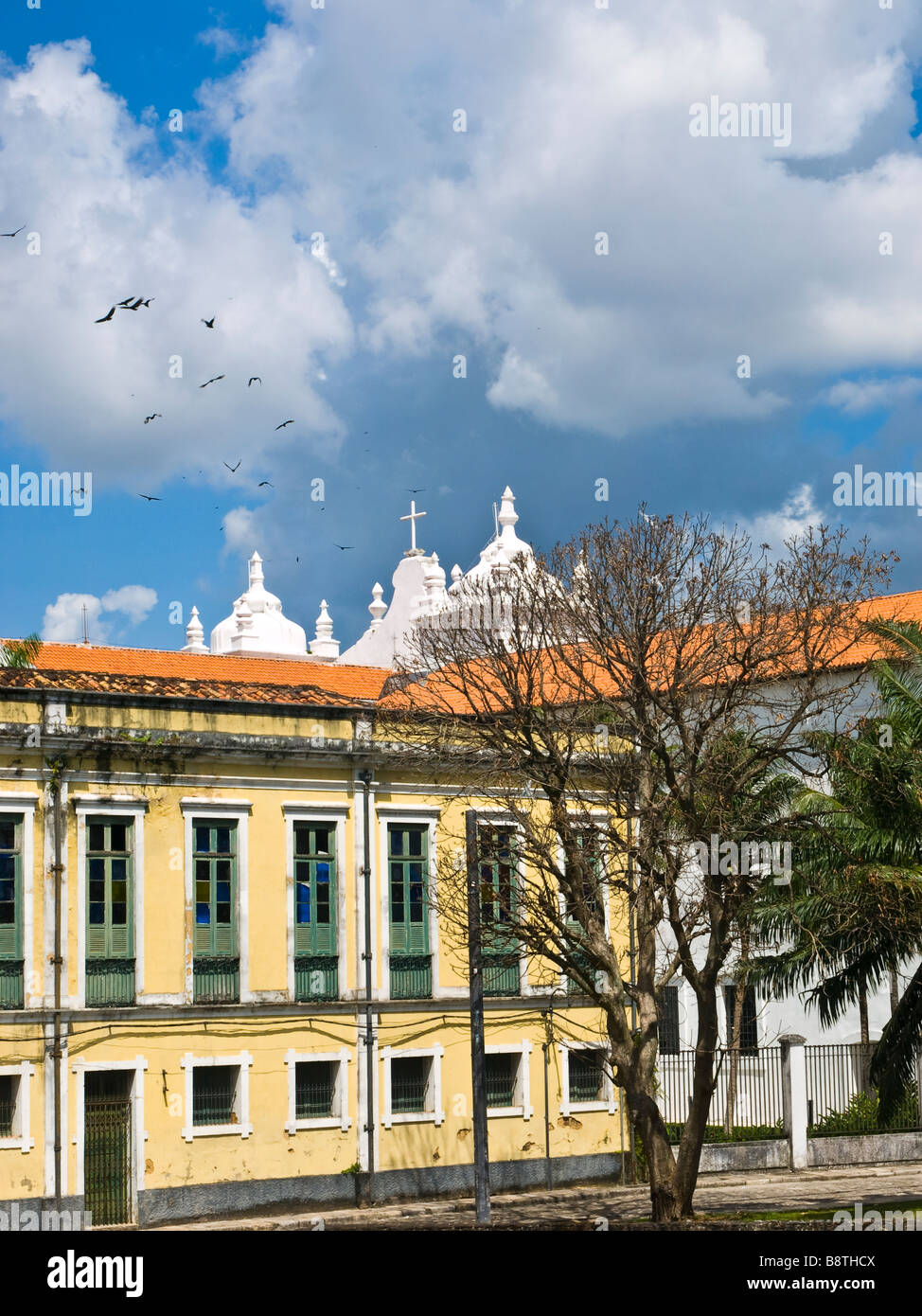 Palazzo coloniale di fronte Catedral da Sé la chiesa a Belem do Para, nel nord del Brasile. Foto Stock
