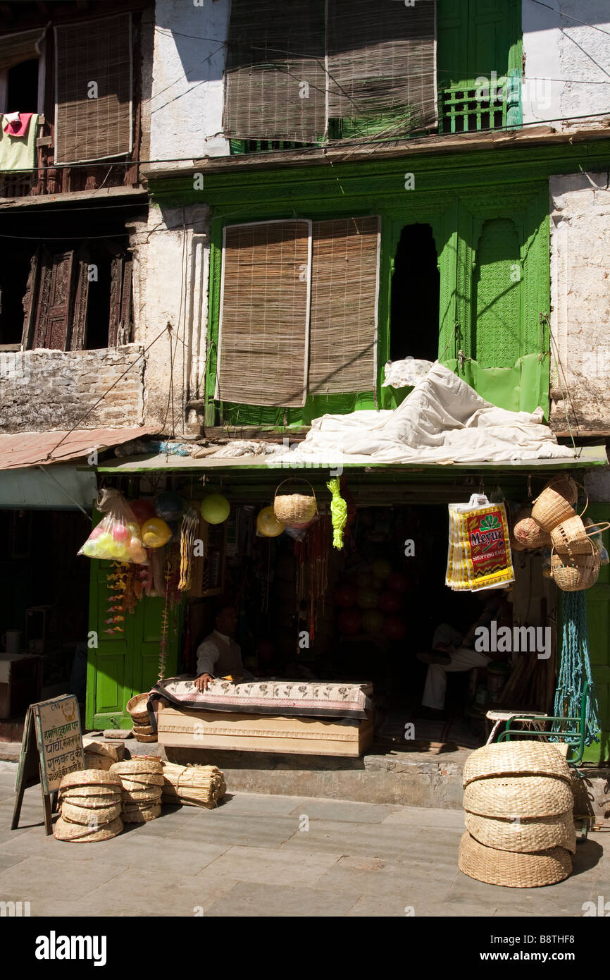 La colorata Vecchia shop cuscinetto anteriore il look di un epoca passata da in Almora bazaar, India Foto Stock