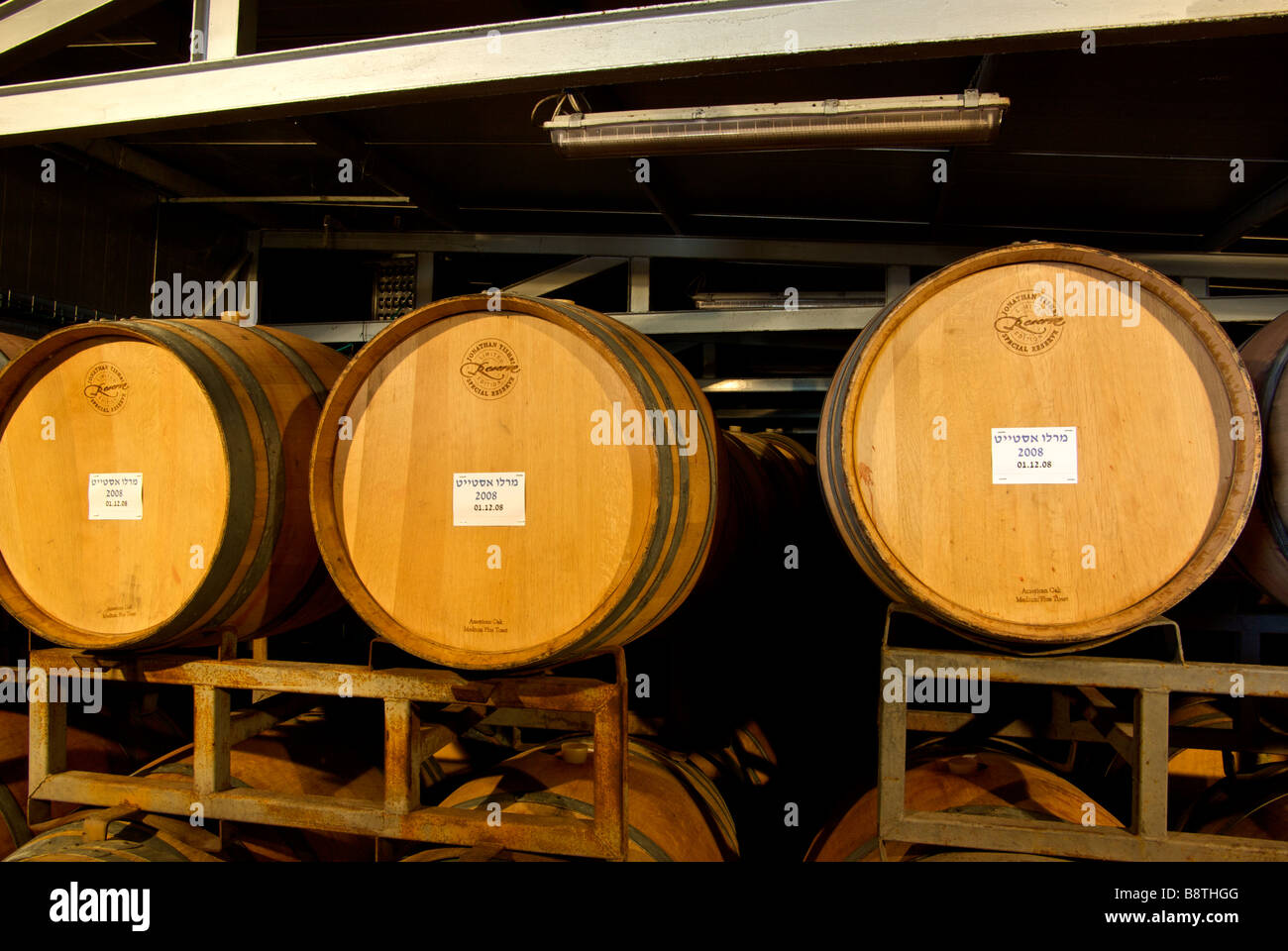 Invecchiamento del vino Americano in botti di rovere di piccole dimensioni a conduzione familiare Tishbi cantina immobiliare Foto Stock