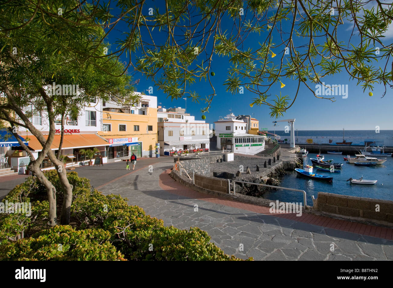 Los Abrigos,tranquillo paesino di pescatori con ristoranti del porto e passaggio pedonale.Southern Tenerife Isole Canarie Spagna Foto Stock