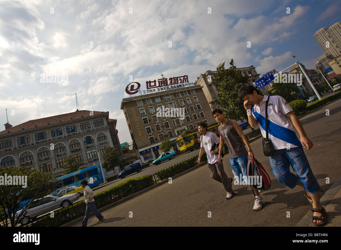 La gioventù passeggiando sul Yan Jiang road nel centrale quartiere di Hankou, città di Wuhan, Cina. Foto Stock
