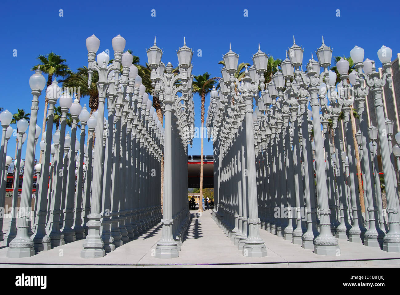 " Urbano " luce di scultura, Los Angeles County Museum of Art, Wilshire Boulevard, Los Angeles, California, Stati Uniti d'America Foto Stock