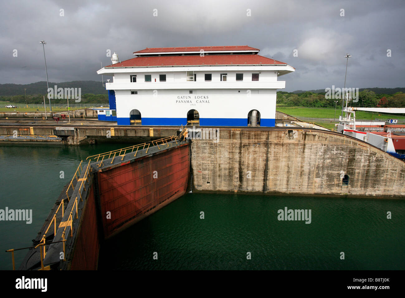 Il canale di Panama si blocca (Spagnolo: Esclusas del Canal de Panamá) sono un sistema di bloccaggio che solleva una nave fino 85 piedi (26 m.) per il prospetto principale. Galun. Foto Stock