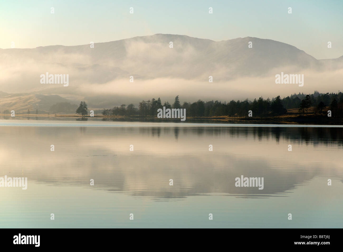 La gamma Blackmount su Loch Tulla, Loch Tulla, Highland Region, Scotland, UK Foto Stock