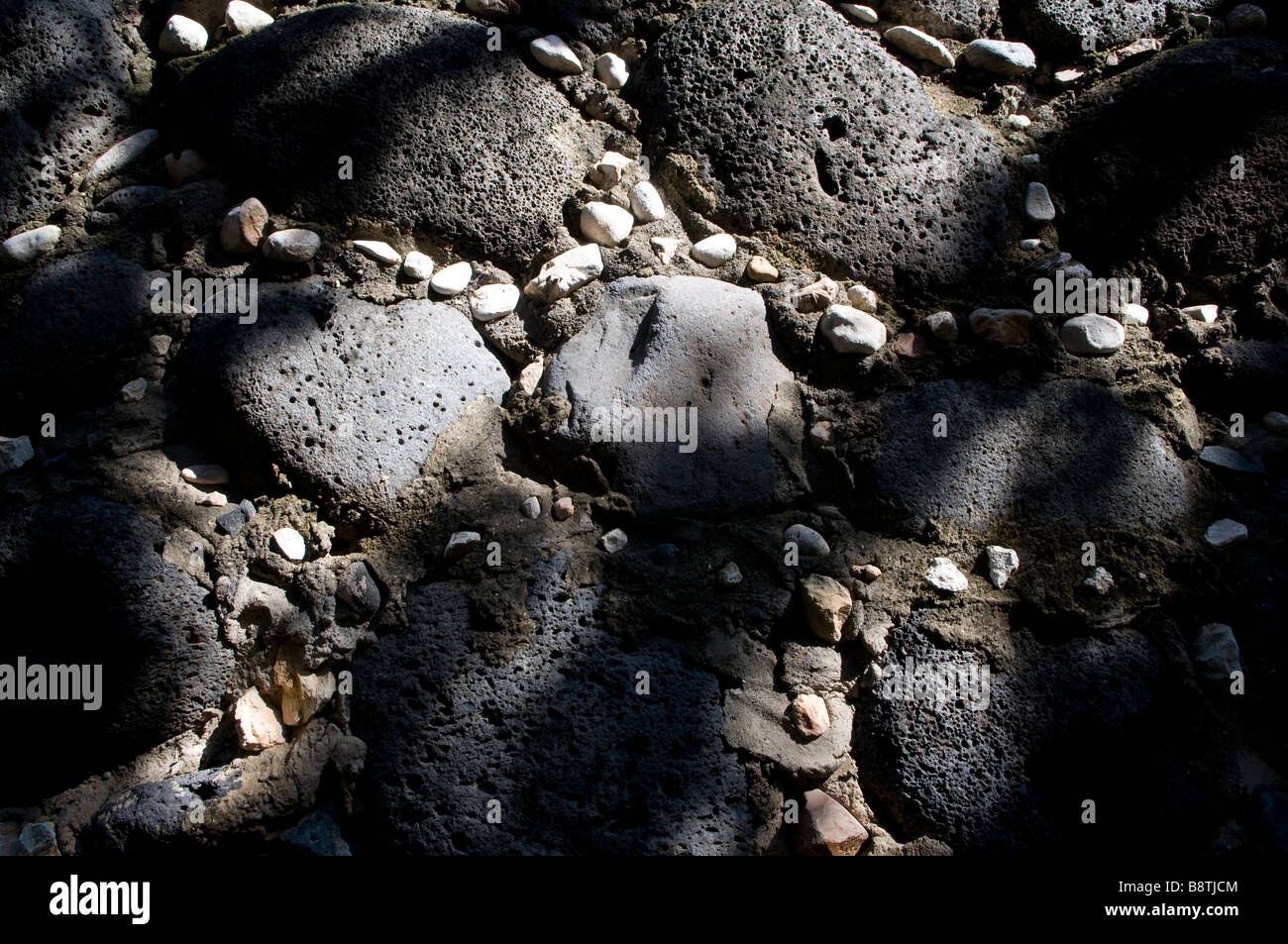 Pietre di basalto murale in Galilea zona settentrionale di Israele Foto Stock