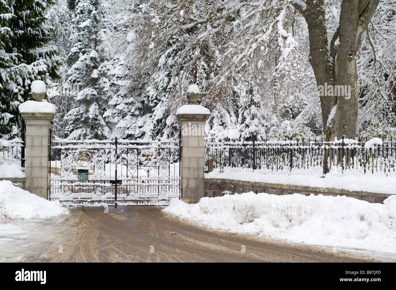 Le porte del castello di Balmoral, al villaggio di Crathie, Aberdeenshire. Foto Stock