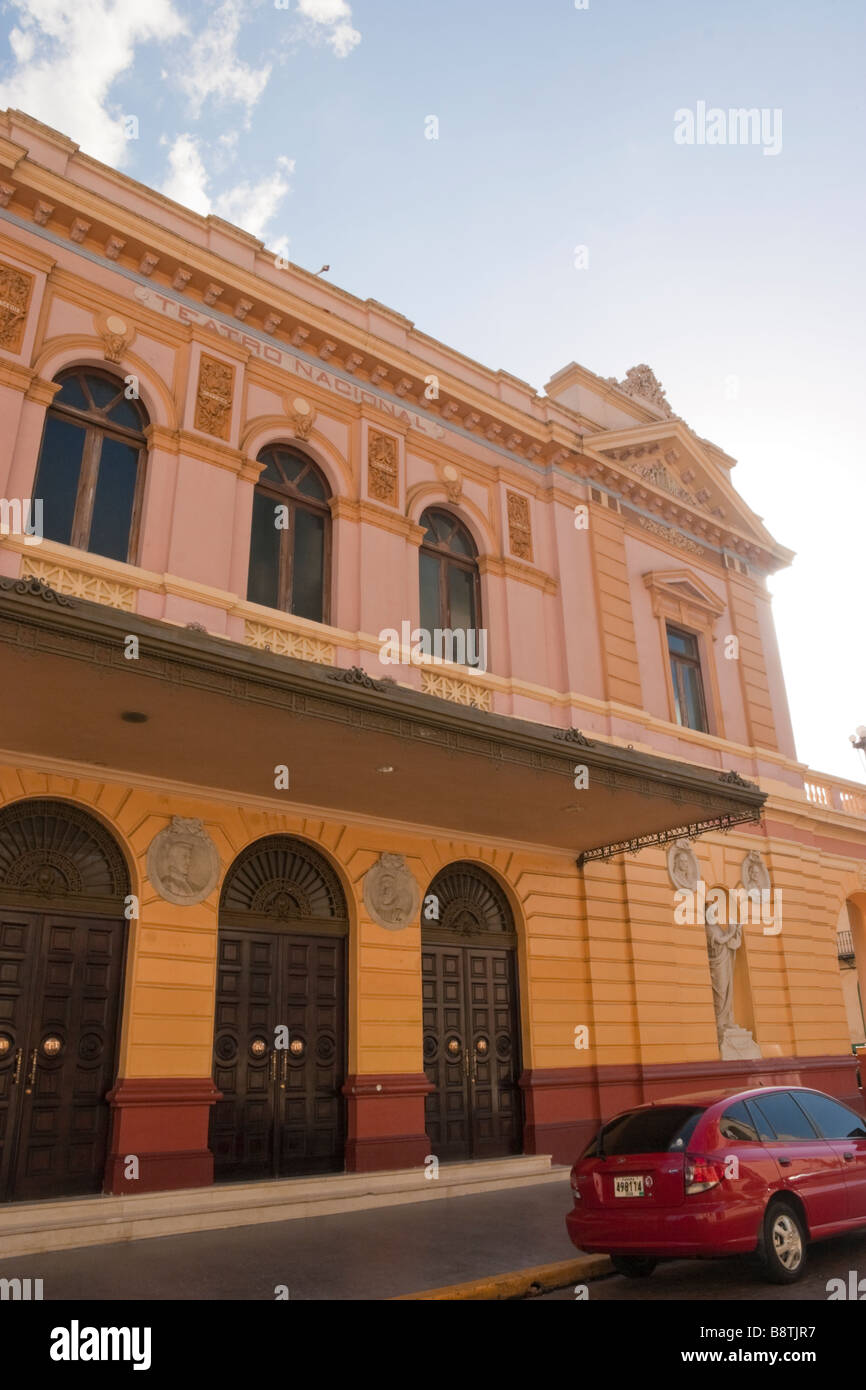 Panama Teatro Nazionale facciata. Quartiere Vecchio e la città di Panama, Repubblica di Panama, America Centrale Foto Stock