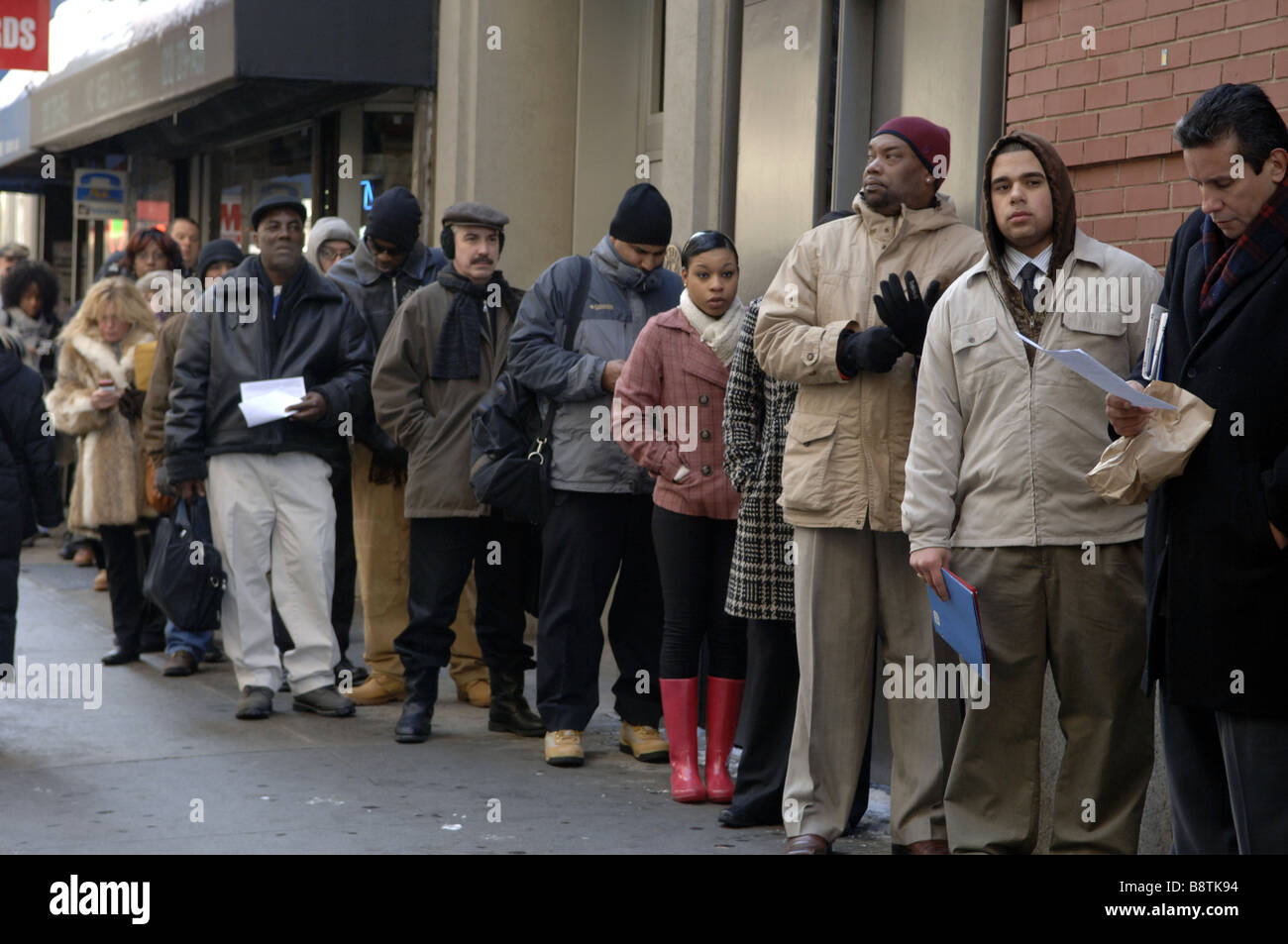 Centinaia di persone in linea fino a New York per una fiera di lavoro sponsorizzato dalla diversità fiere del lavoro Foto Stock