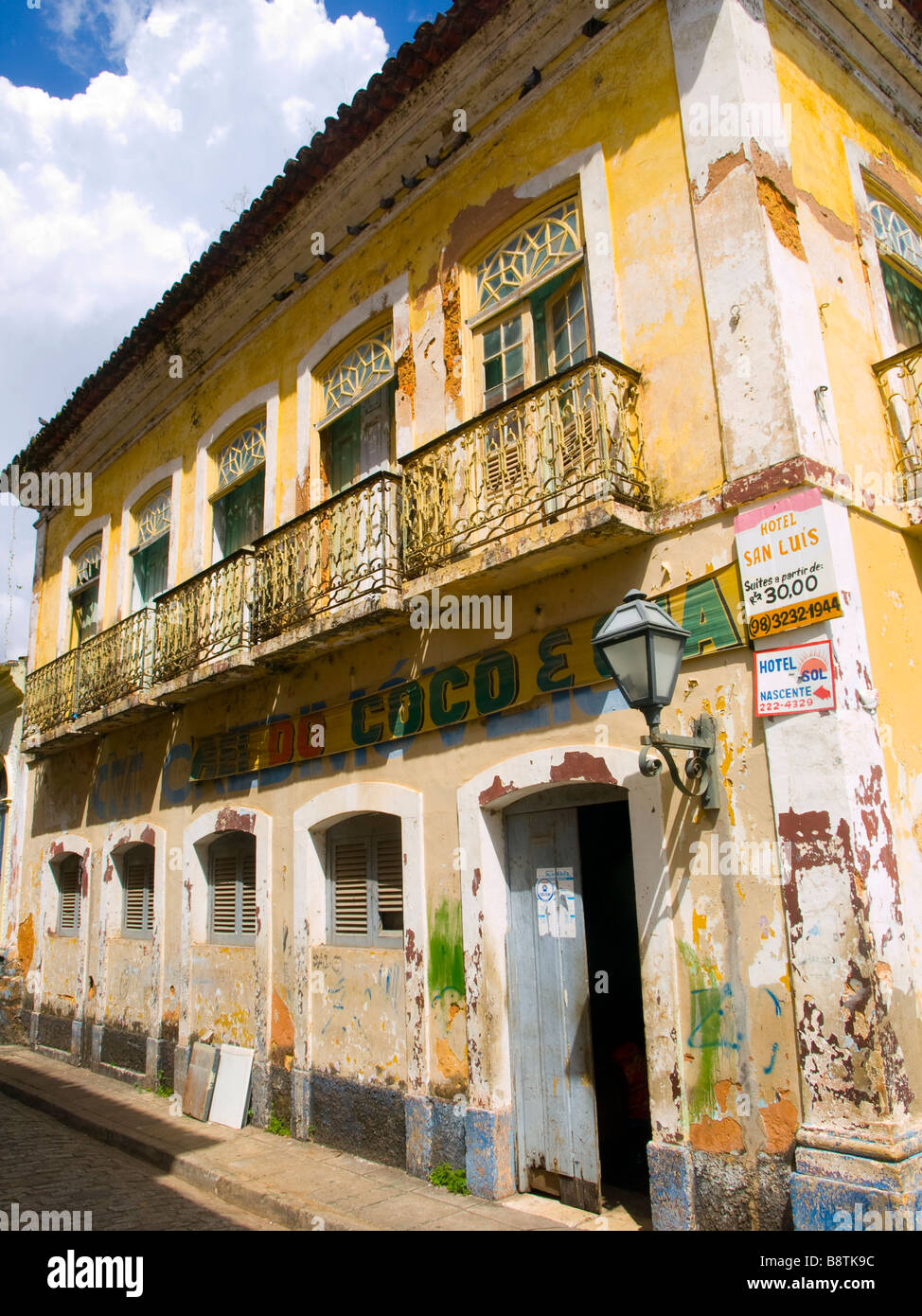 Decadendo edificio coloniale in São Luias, Stato di Maranhão, nel nordest del Brasile. Foto Stock