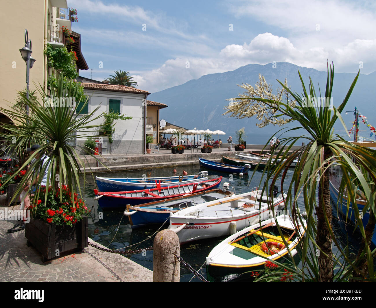 La parte settentrionale del lago di Garda è circondato da ripide montagne questo è il porto della città di Limone Foto Stock