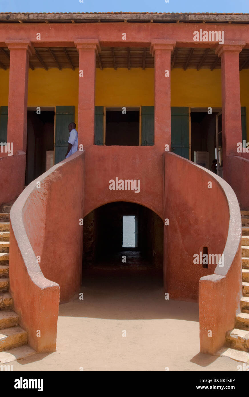 West African uomo in piedi sulla parte superiore della scala presso la casa di slave Dakar isola di Goree Foto Stock
