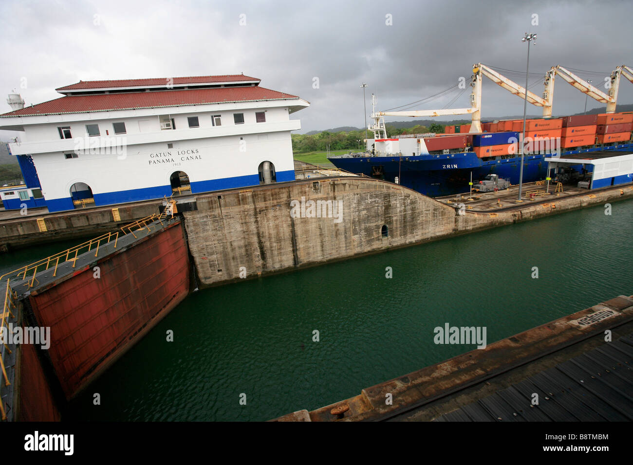 Il canale di Panama si blocca (Spagnolo: Esclusas del Canal de Panamá) sono un sistema di bloccaggio che solleva una nave fino 85 piedi (26 m.) per il prospetto principale. Galun. Foto Stock